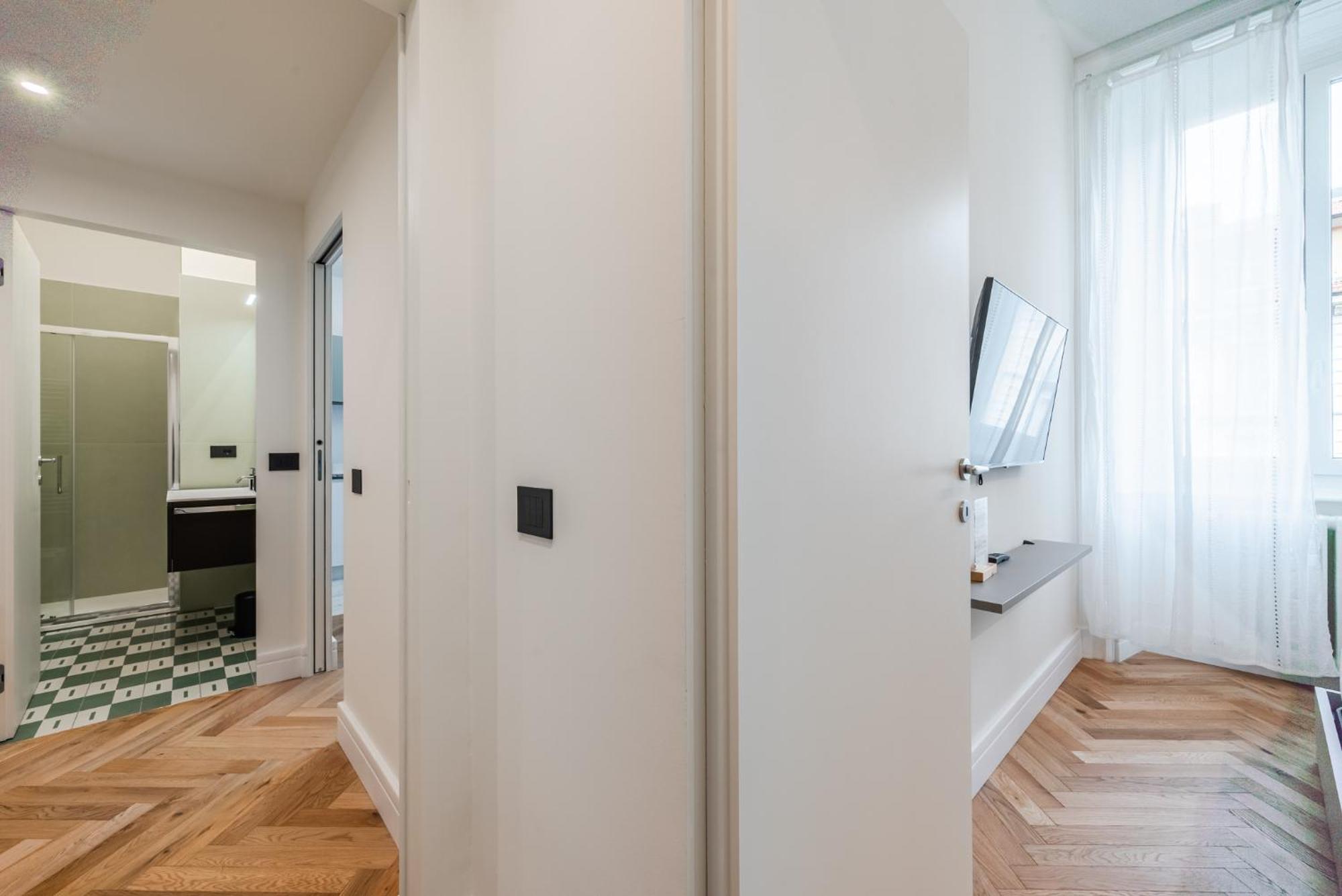 Spacious In Next To Metro Apartment
